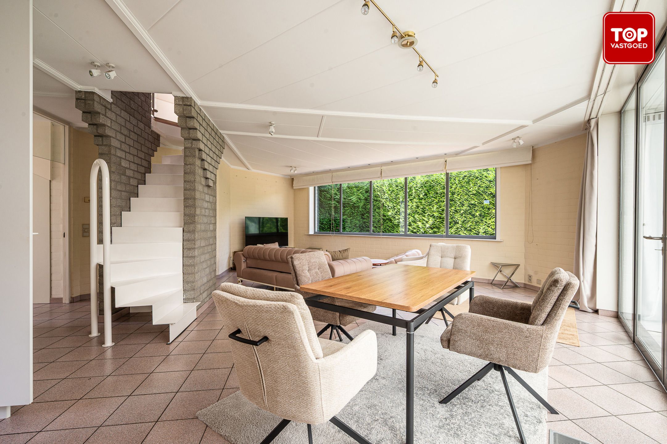 Open bebouwing een perceel van 690m² met mooie tuin en garage.  foto 8