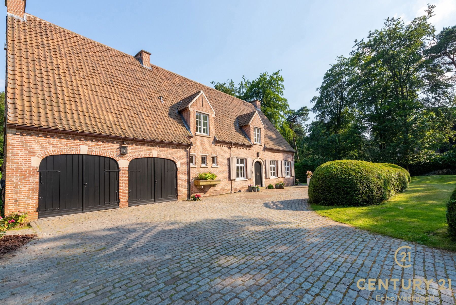 Luxe villa met prachtig aangelegde tuin en zwembad op 2870m2 foto 3