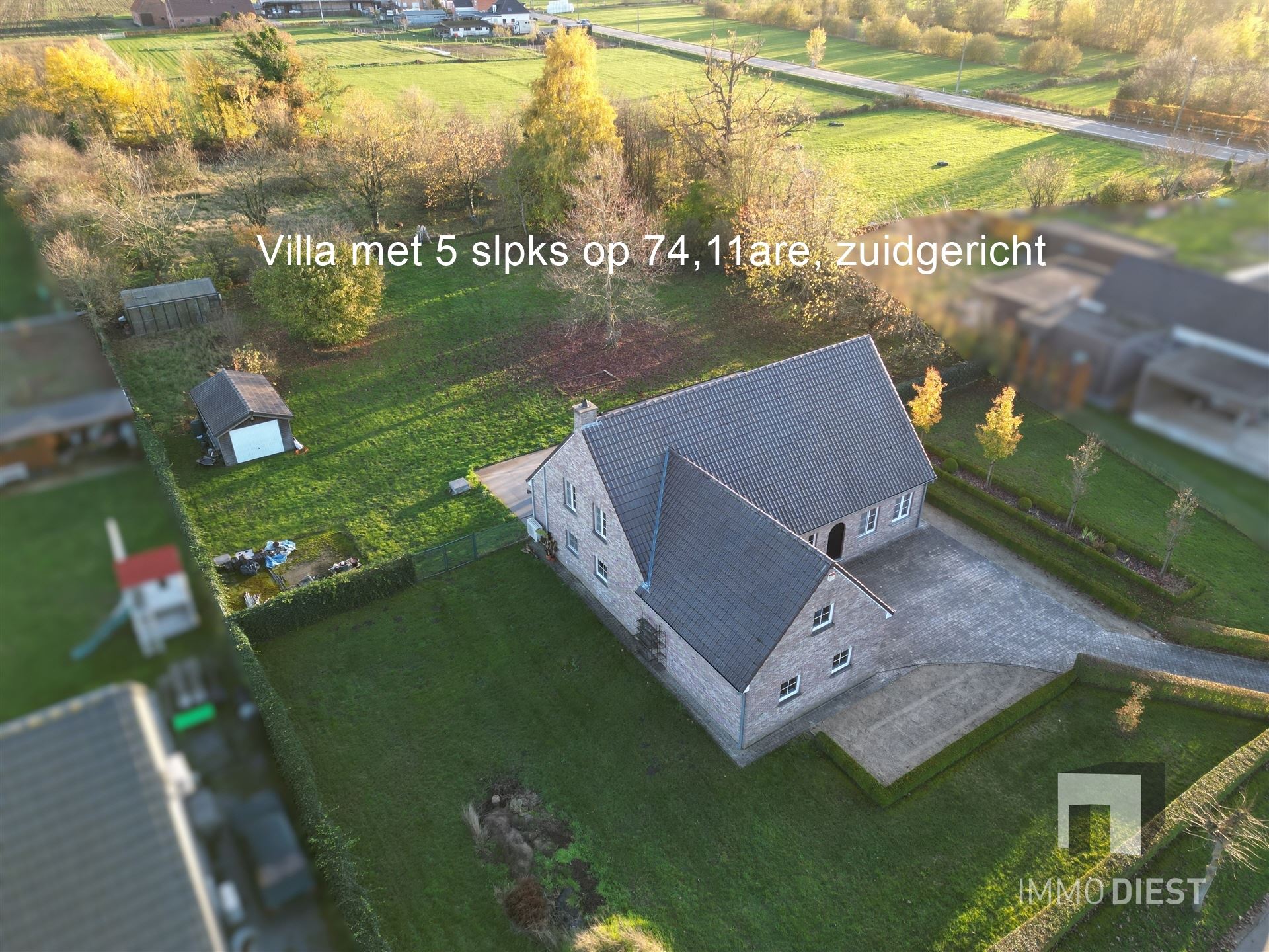 Villa met 5 slpk op 74,11are en zuidgerichte tuin foto {{pictureIndex}}