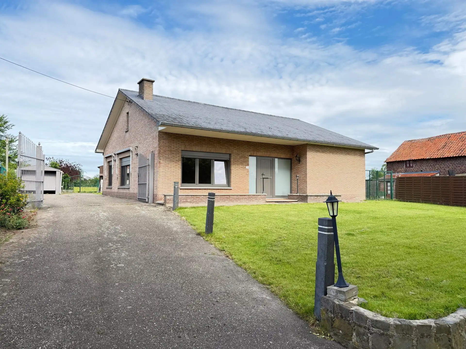 Bungalow te huur foto {{pictureIndex}}