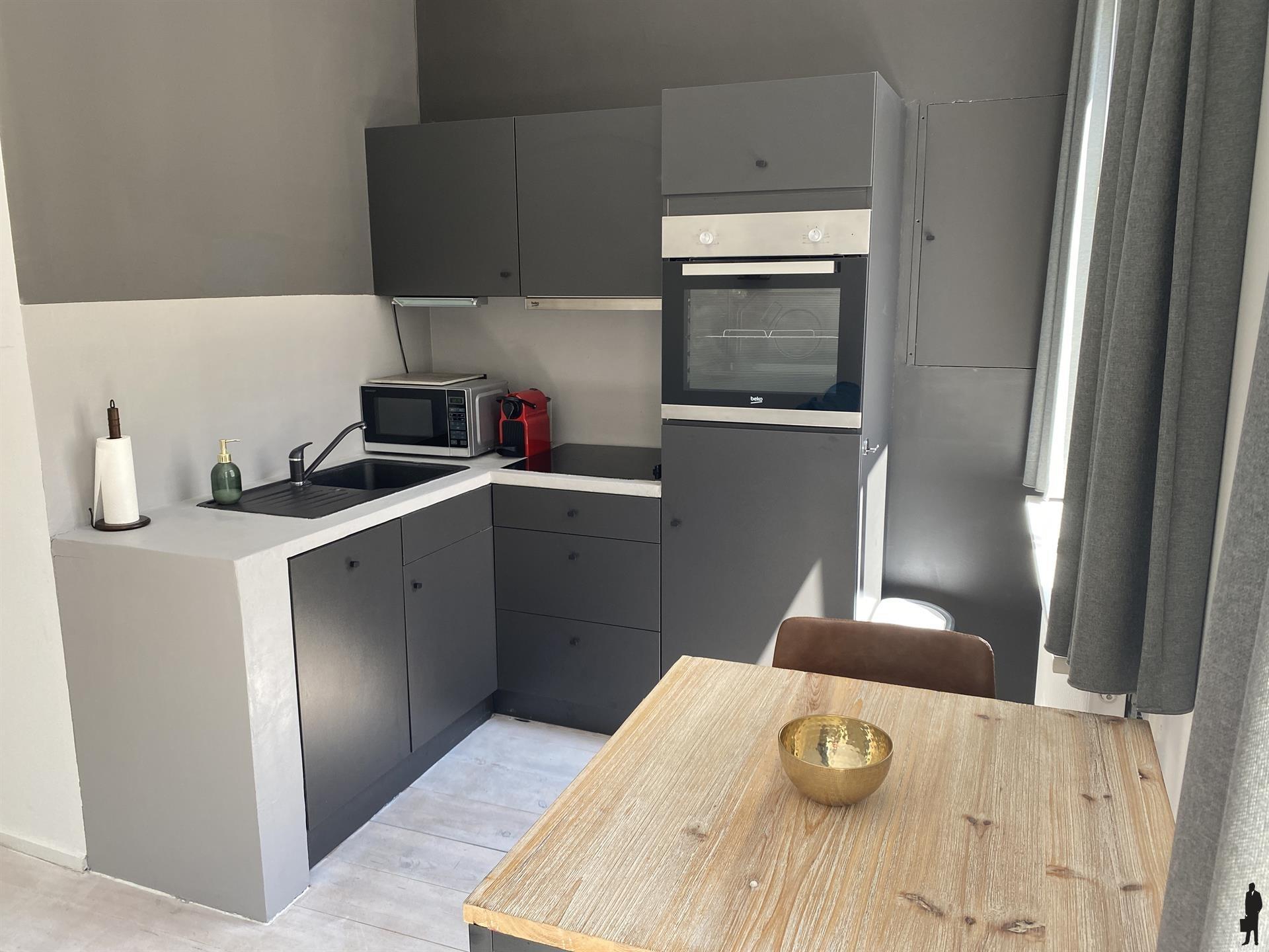 Gemeubeld appartement in een zijstraat van de Meir! foto 4