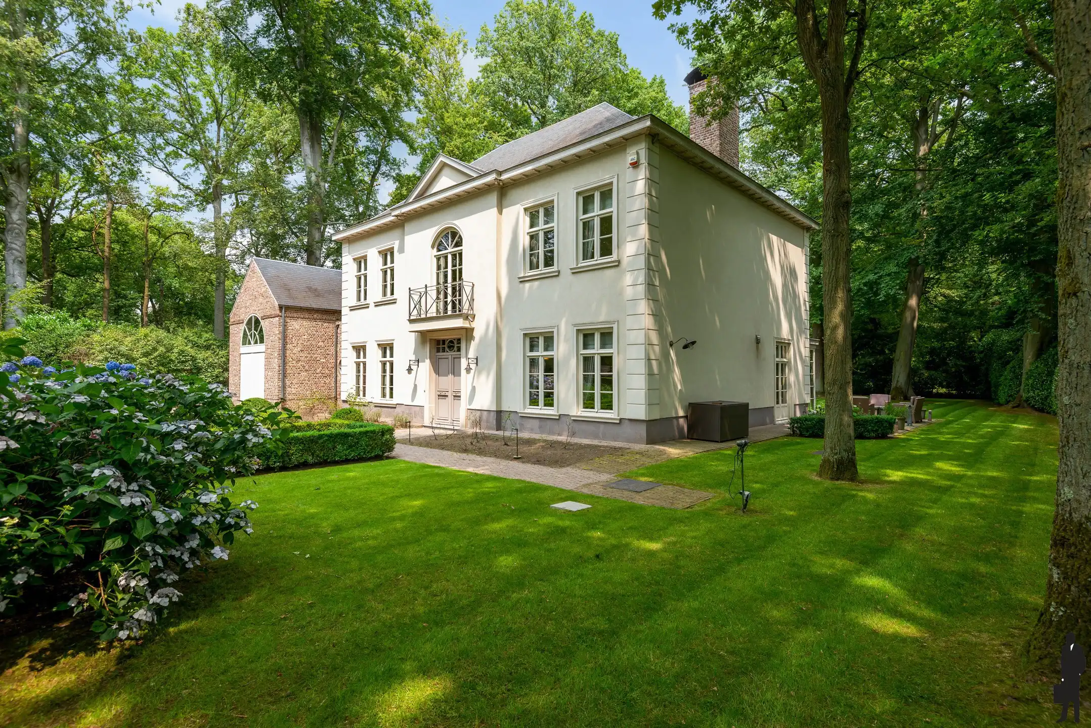 Ruime "manoir villa" gelegen in het gegeerde Hertebos te 's Gravenwezel. foto 4