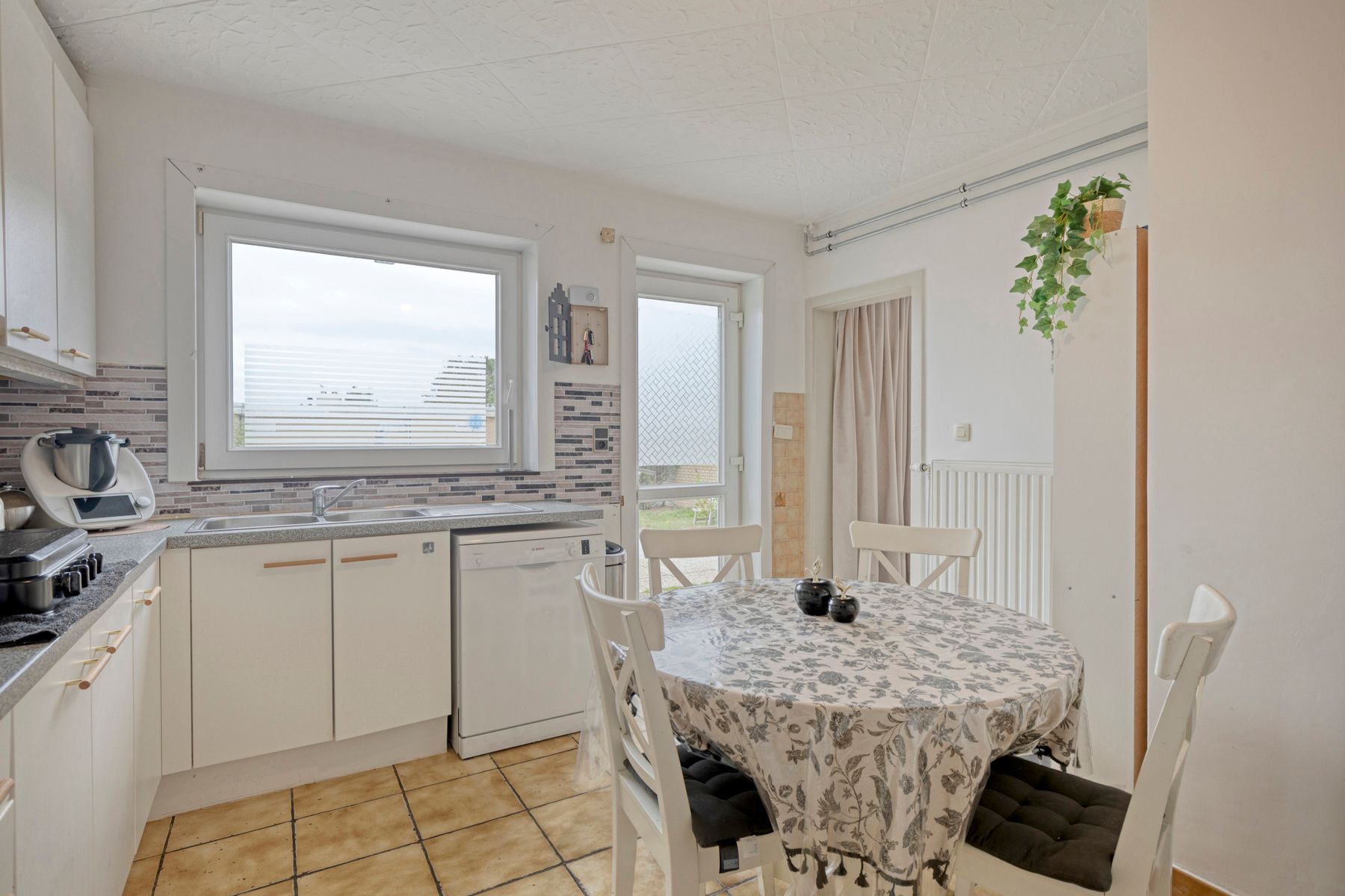 Instapklare GB met 4 slpk, tuin en garage! foto 9