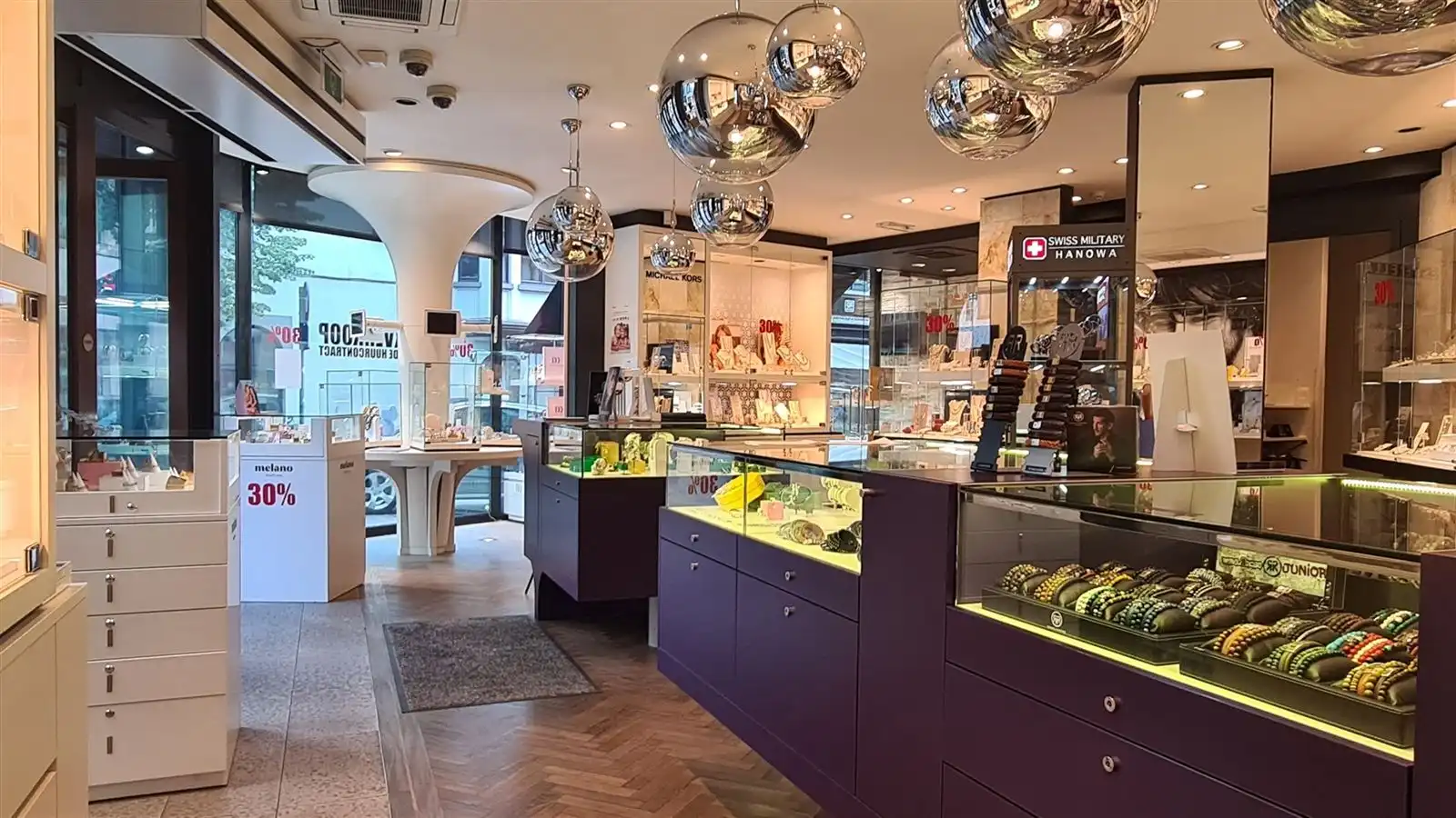 Handelsgelijksvloers op topligging! foto 2