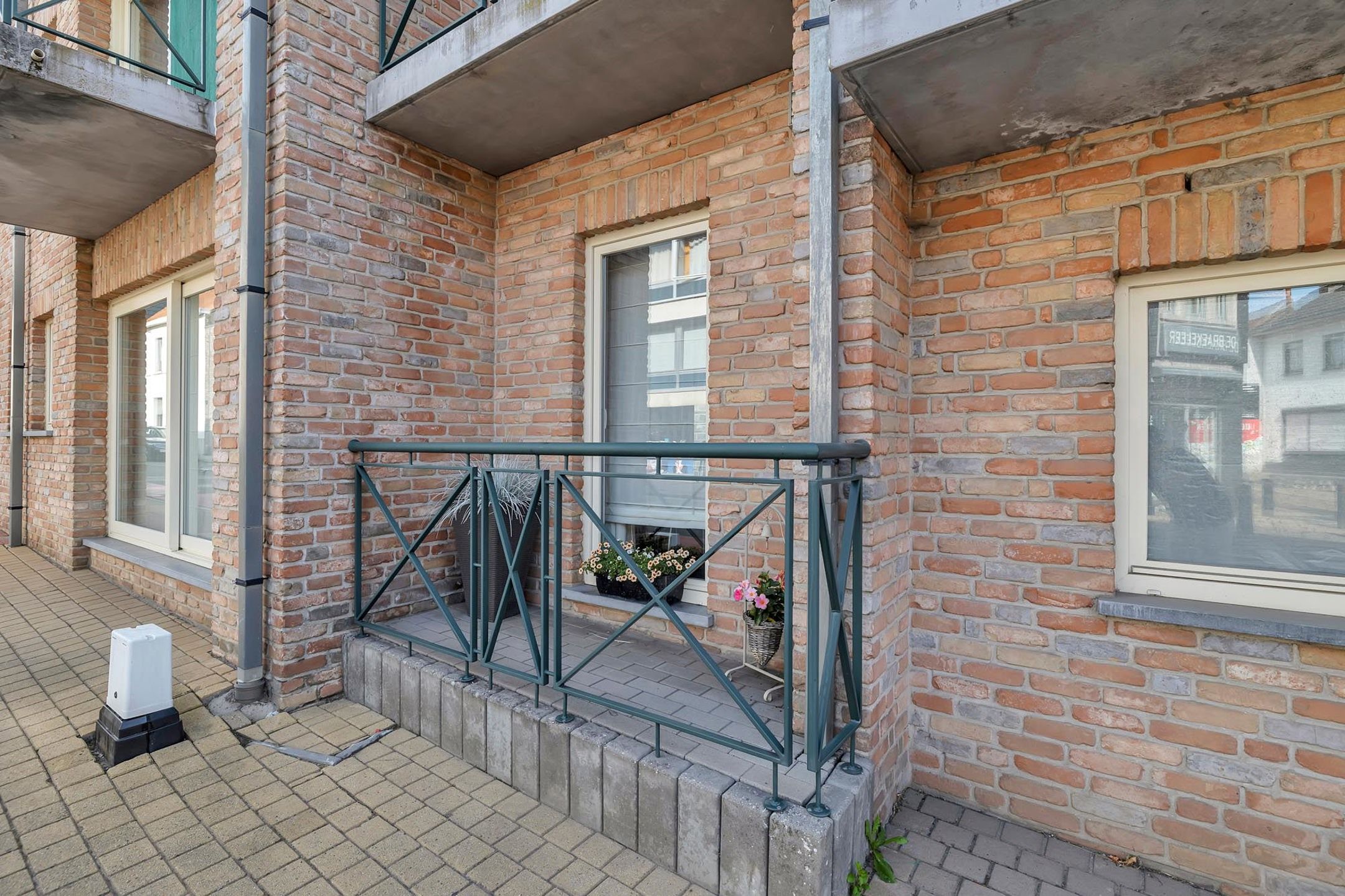 Instapklaar gelijkvloers app. met garage en ruim terras foto 17
