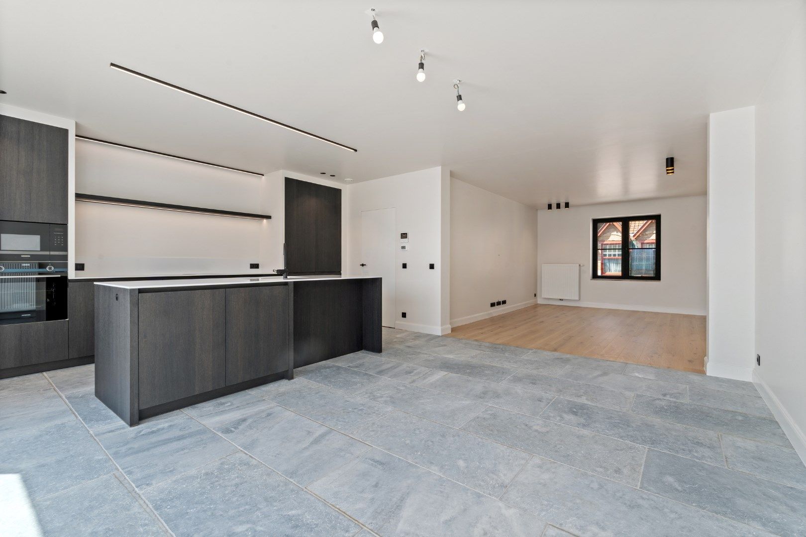 Volledig gerenoveerd duplex appartement met ruim terras en autostaanplaats foto 2