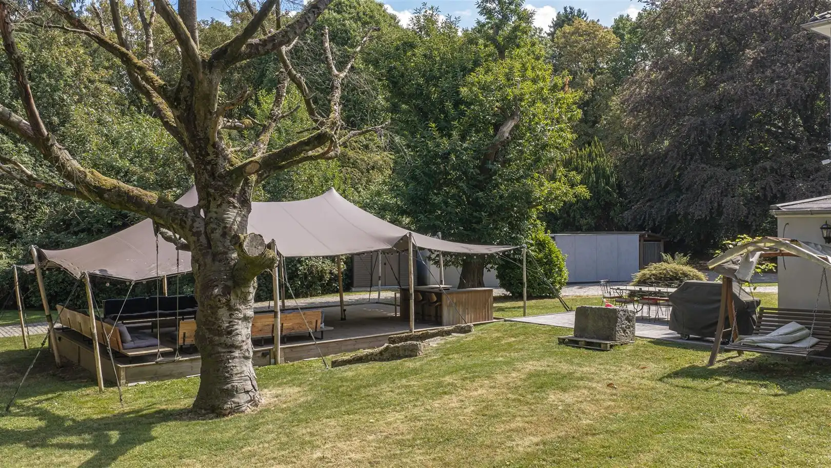 State-of-the-art villa tussen eeuwenoude bomen foto 35
