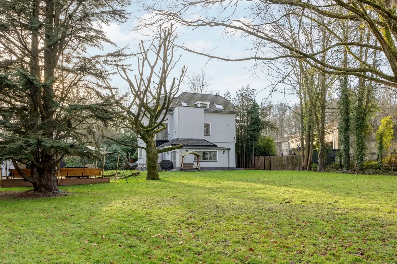 State-of-the-art villa tussen eeuwenoude bomen foto 35