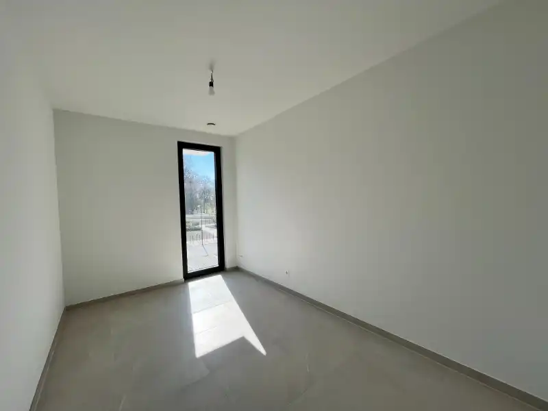 App met 2  slpkm, garage en kelderberging foto 11