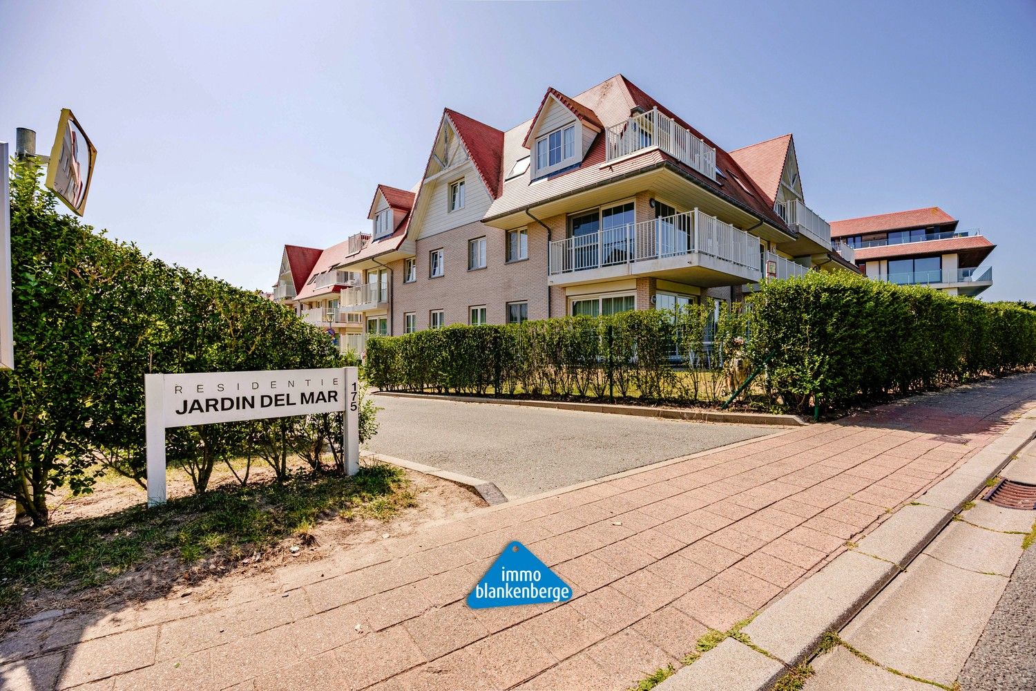 Gelijkvloers 2-slaapkamerappartement met tuin en luxe afwerking in De Haan foto {{pictureIndex}}