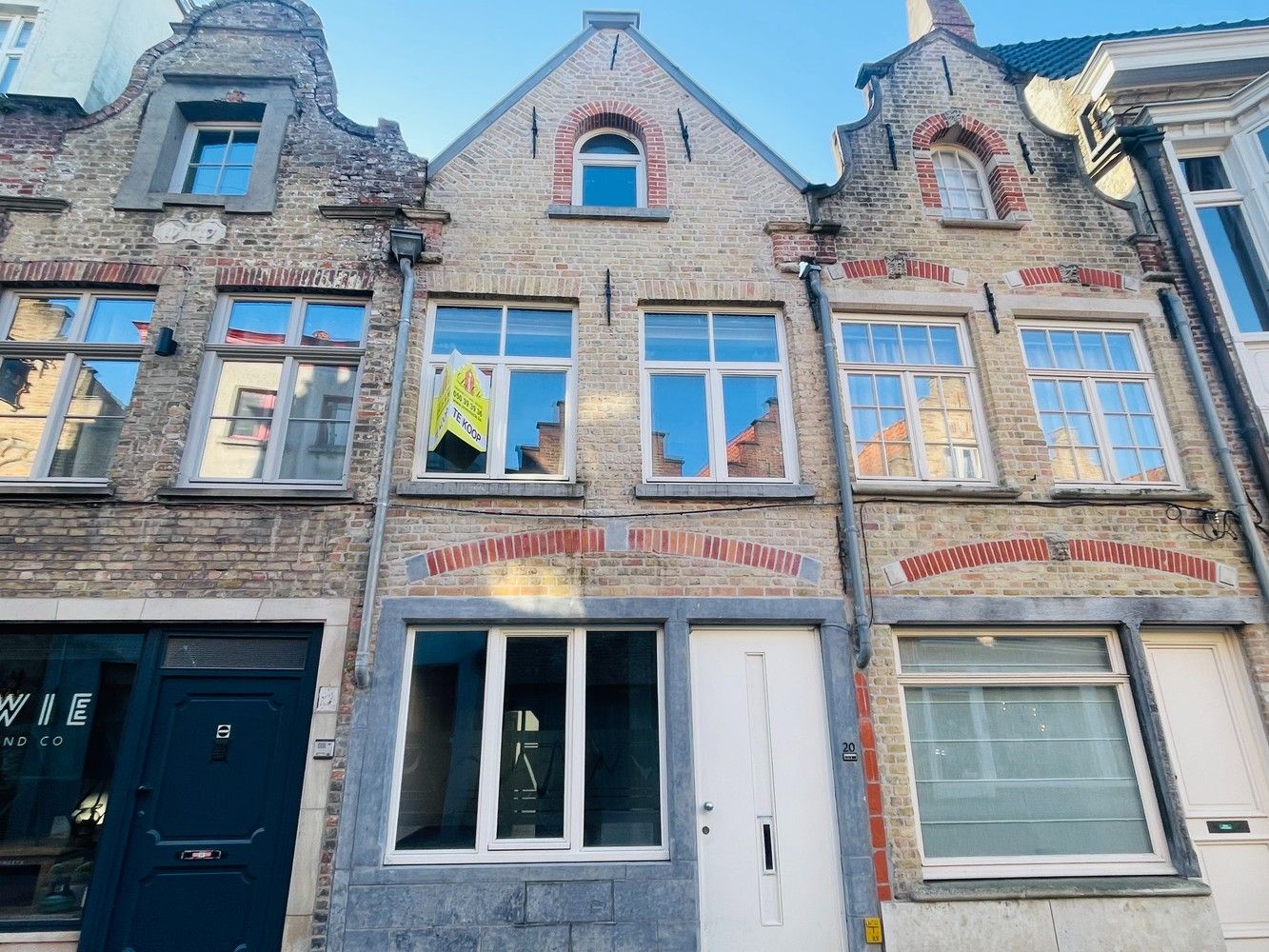 OPEN KIJKMOMENT  ZATERDAG 8 MAART van 11H  tot 12 H  U BENT WELKOM   Brugge centrum Totaal gerenoveerde energiezuinige 18é eeuwse  uiterst charmante stadswoning met patio en 3 slaapkamers foto 5