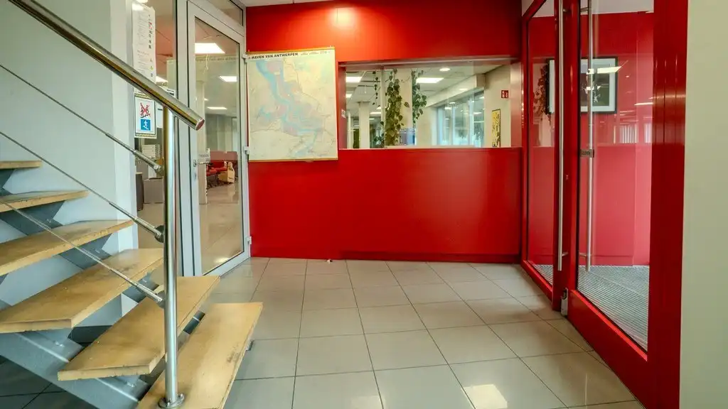 Magazijn met kantoren te huur langs E34 in Beveren foto 3