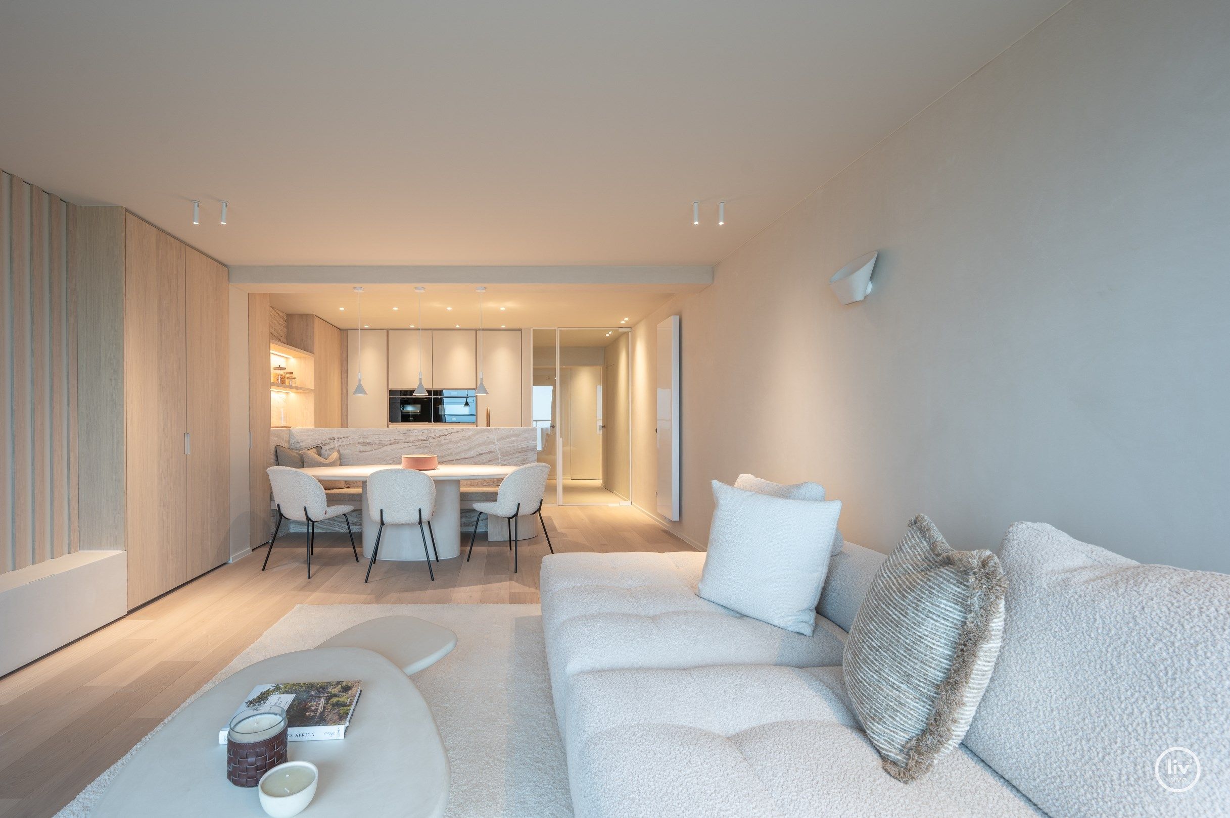 Magnifiek gerenoveerd appartement met FRONTAAL zeezicht gelegen aan het Lichttorenplein te Knokke. foto 4