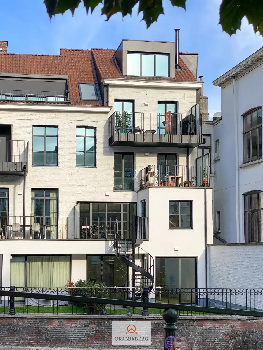 Prachtig ruime duplex in hartje Gent met zicht op water foto {{pictureIndex}}