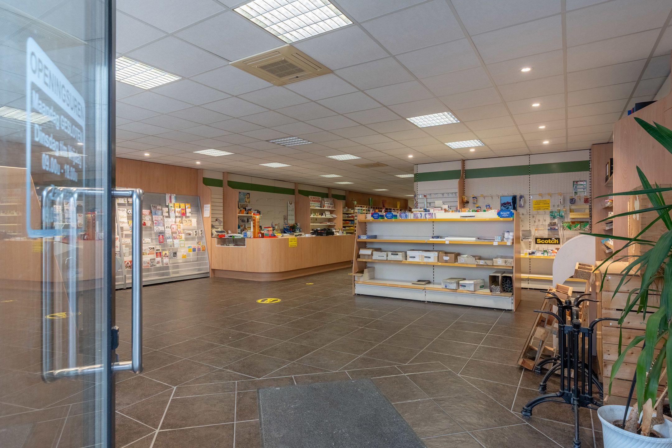 Verrassend ruime handelswoning met bovenliggend appartement. foto 2