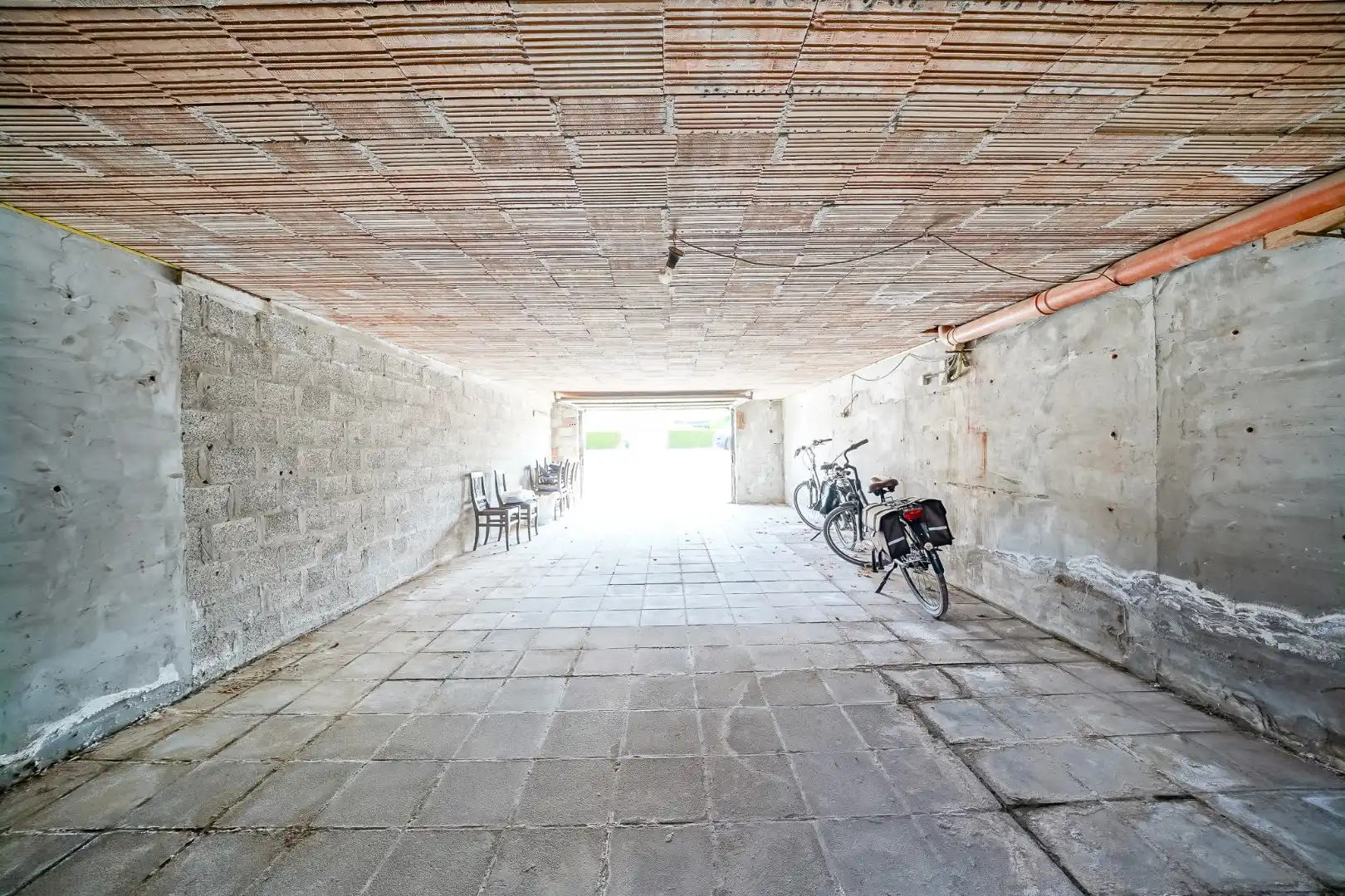 Opbrengstwoning met 2 verhuurde appartementen, tuin en 2 garages in Stene foto 23