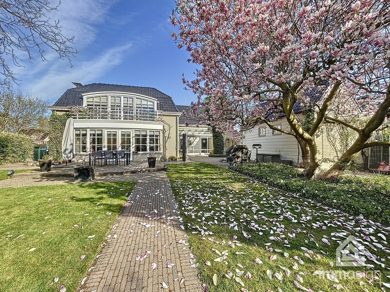 Landhuis op een perceel van 1875 m² foto {{pictureIndex}}