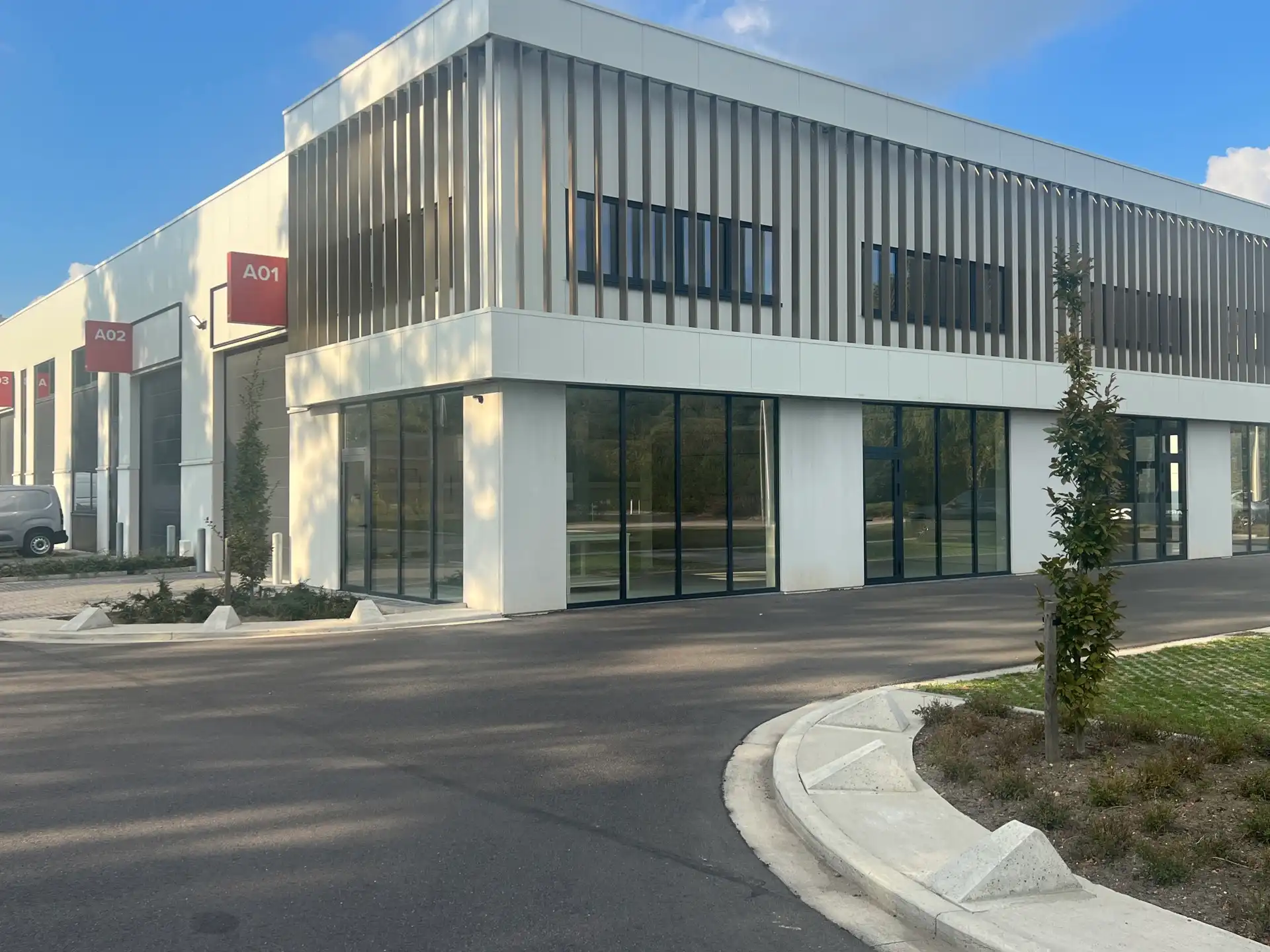 MODERNE KMO-UNIT MET SHOWROOM/KANTOOR IN GENK foto 7