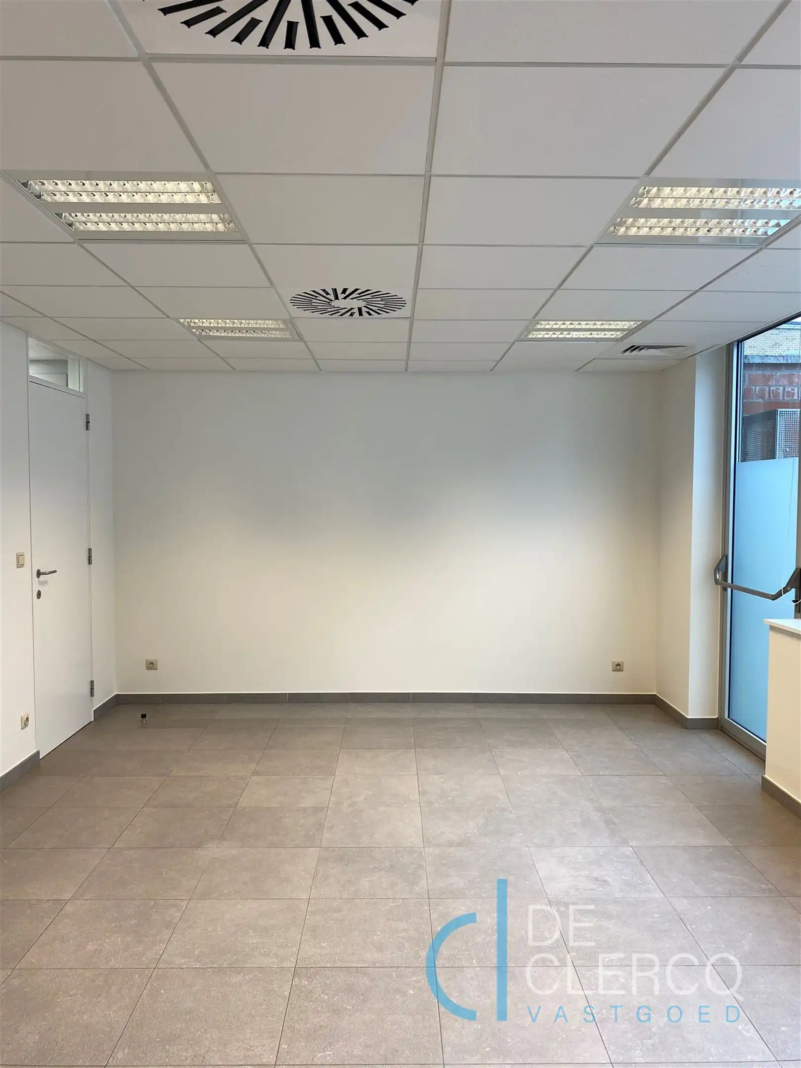 Nieuw, ruim kantoor met parking te huur centrum Lochristi!  foto 9