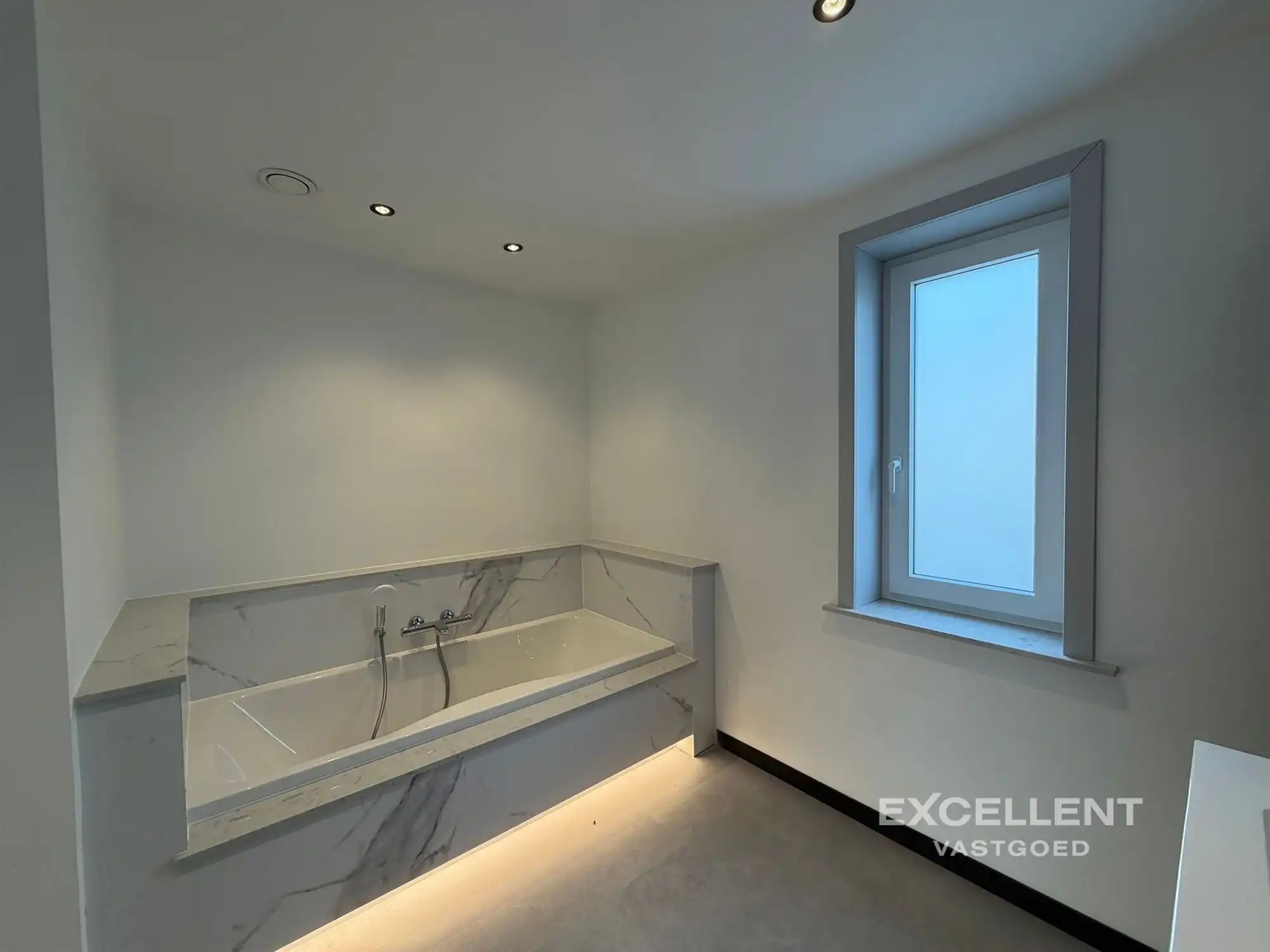 Ruim gerenoveerd 2-slaapkamer appartement te huur in Deinze foto 10