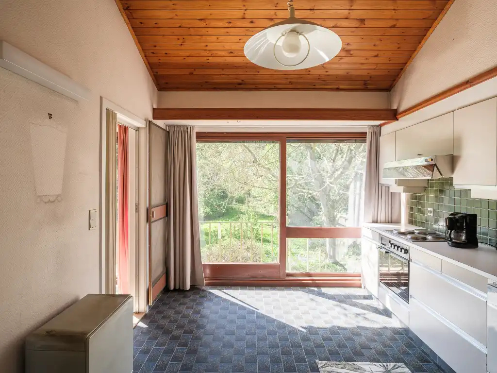 Mid-century modern villa met vier slaapkamers, verdeeld over drie niveaus, gelegen op een groen perceel in Lievegem. foto 4