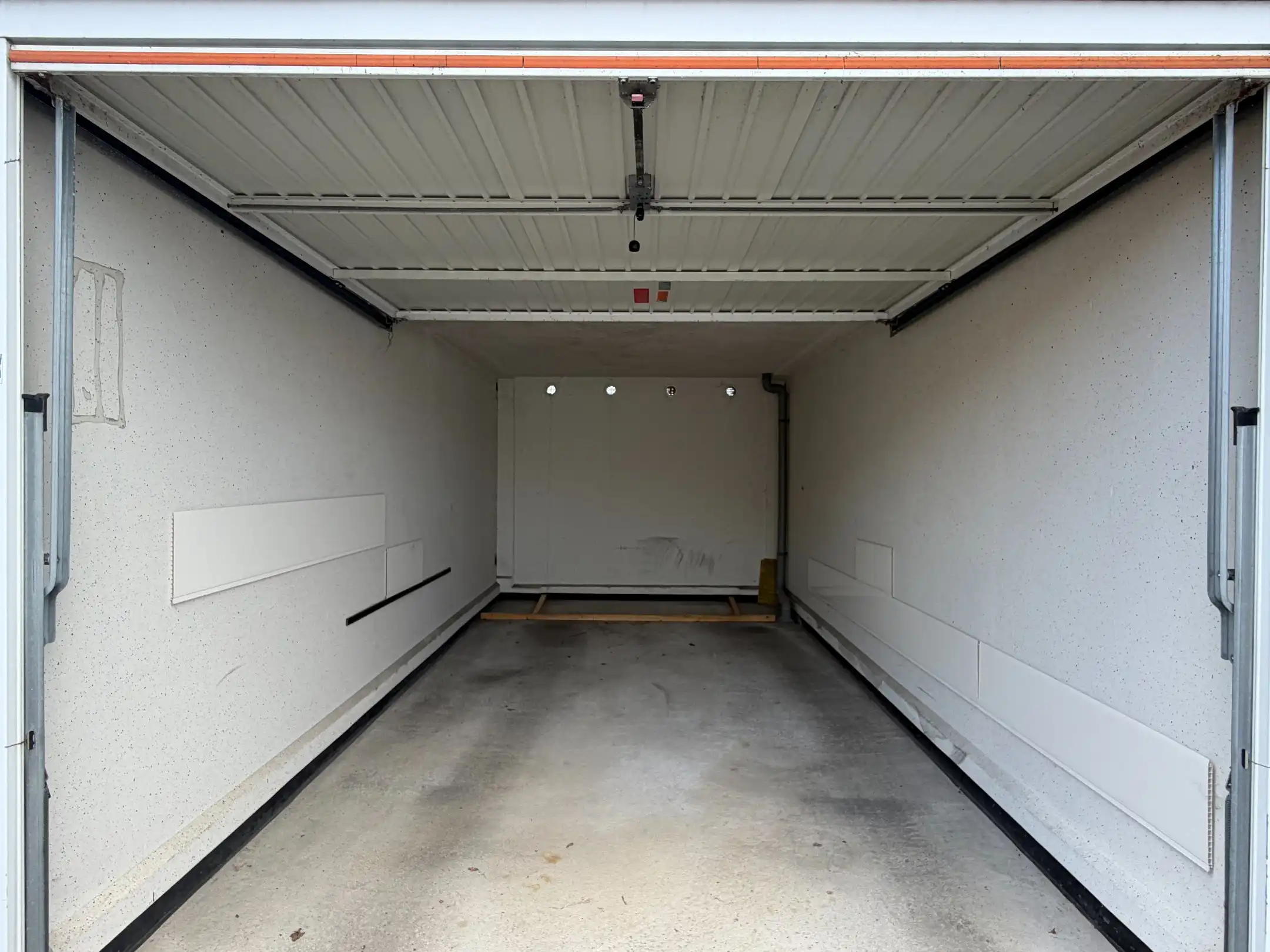 Gesloten garagebox in het centrum van Heist foto 2