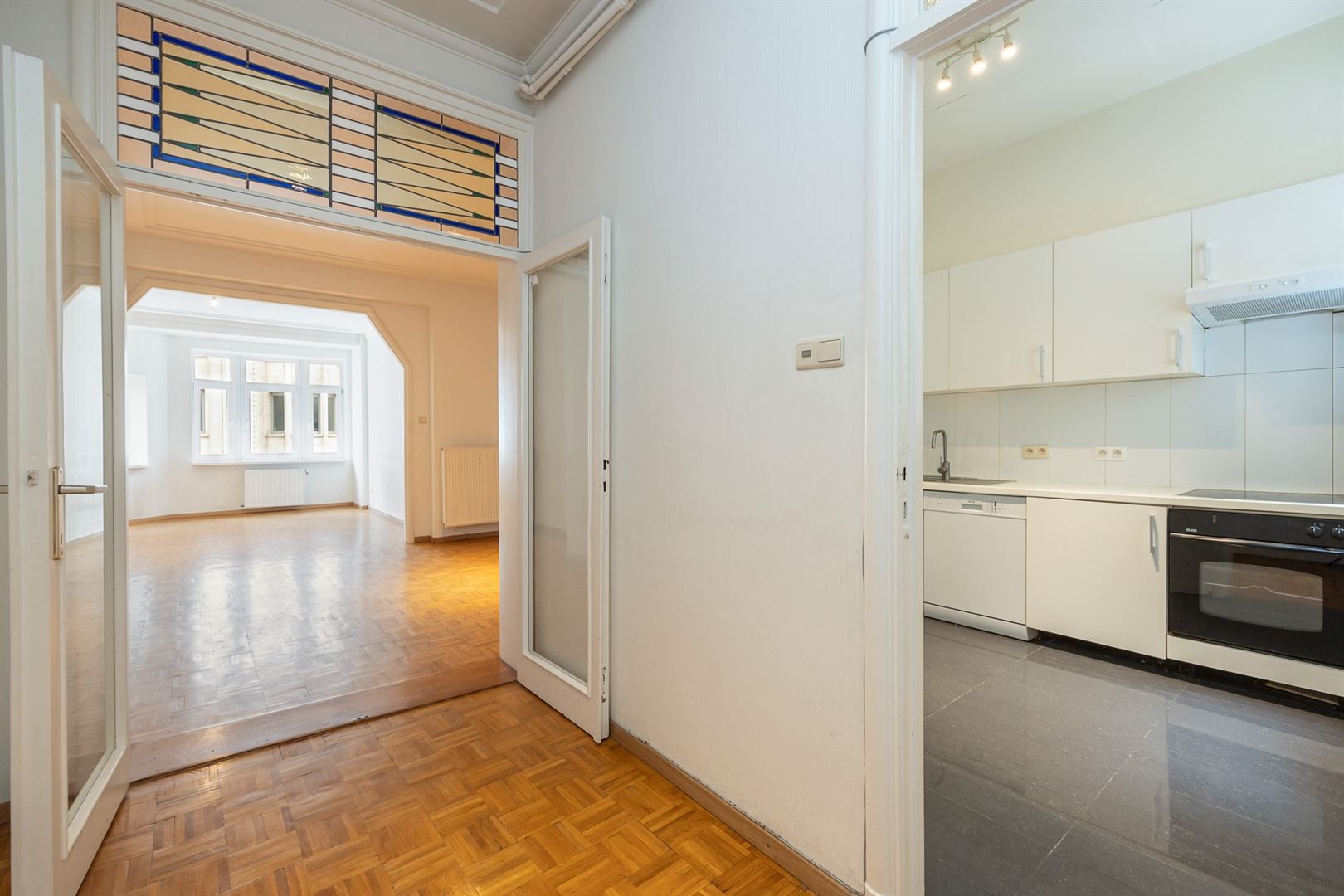 Op te frissen appartement in befaamde Meirbuilding foto 10