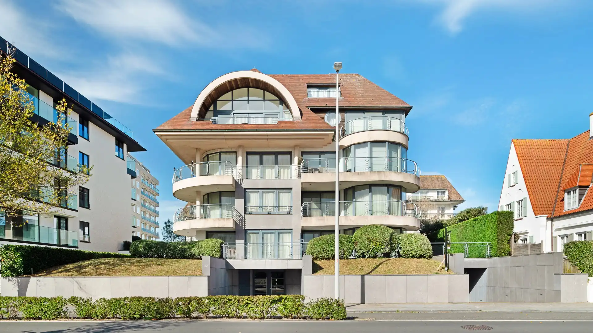 Instapklaar appartement met frontaal zeezicht in het Zoute. foto {{pictureIndex}}