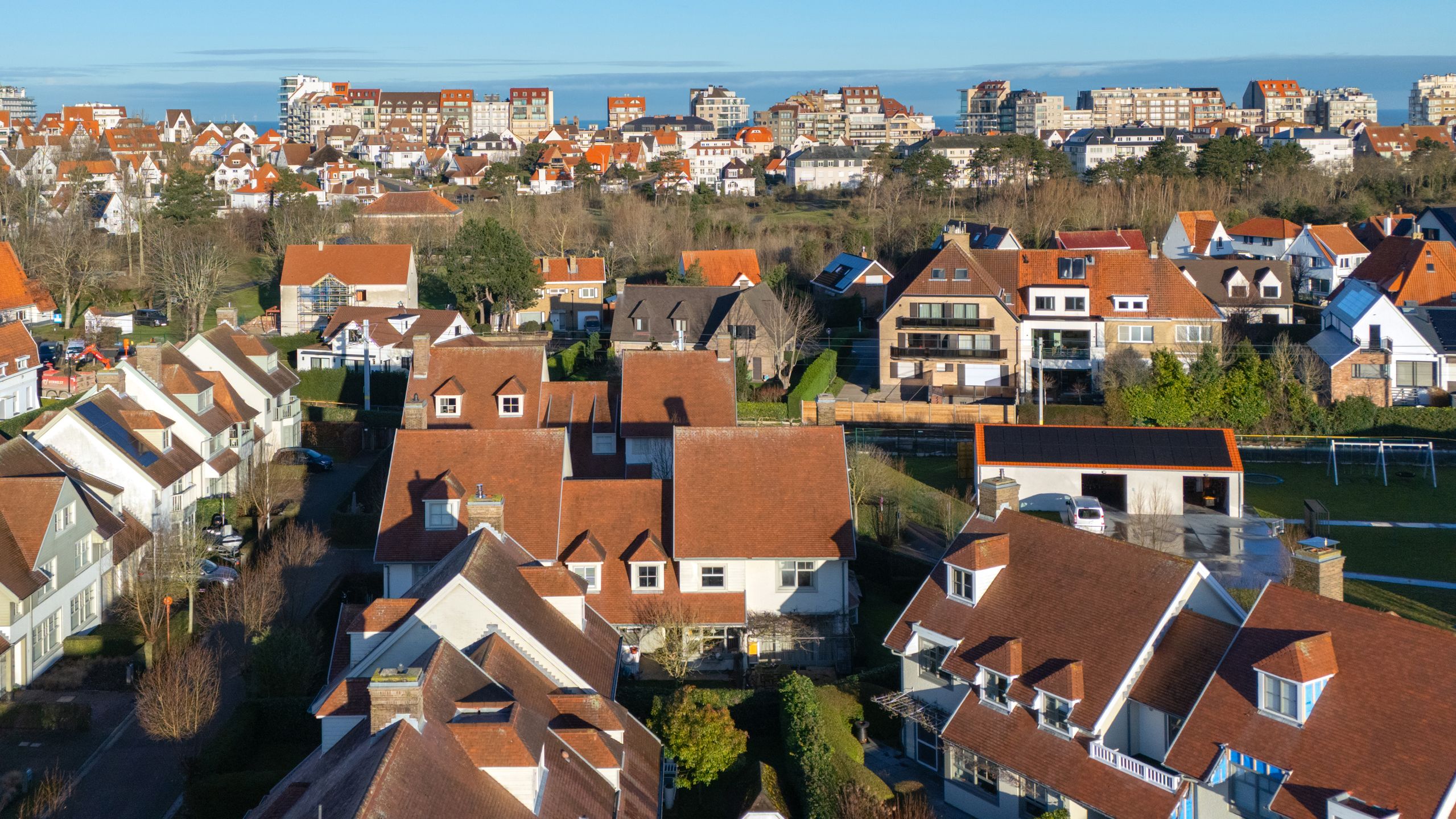 Ruime 3-gevelwoning vlakbij het centrum van Knokke [Haagwinde]. foto {{pictureIndex}}