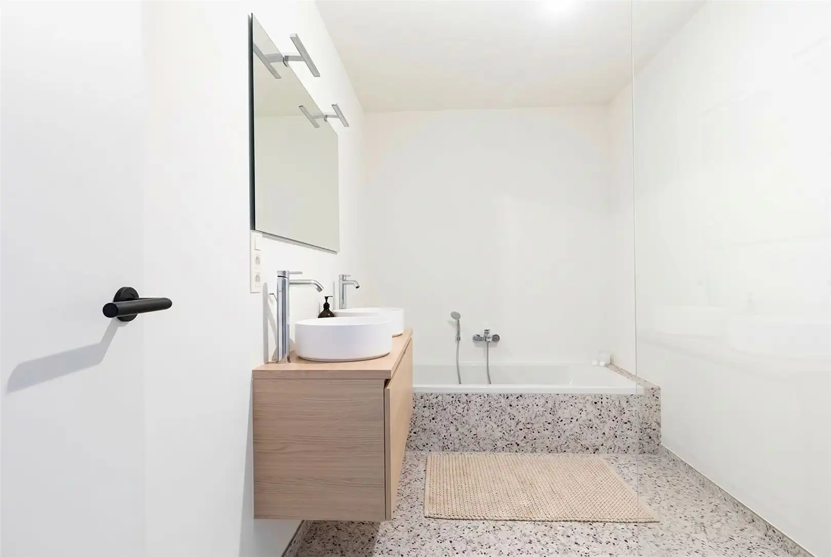 Volledig afgewerkte nieuwbouwwoning MOGELIJKS 6% BTW !! foto 12