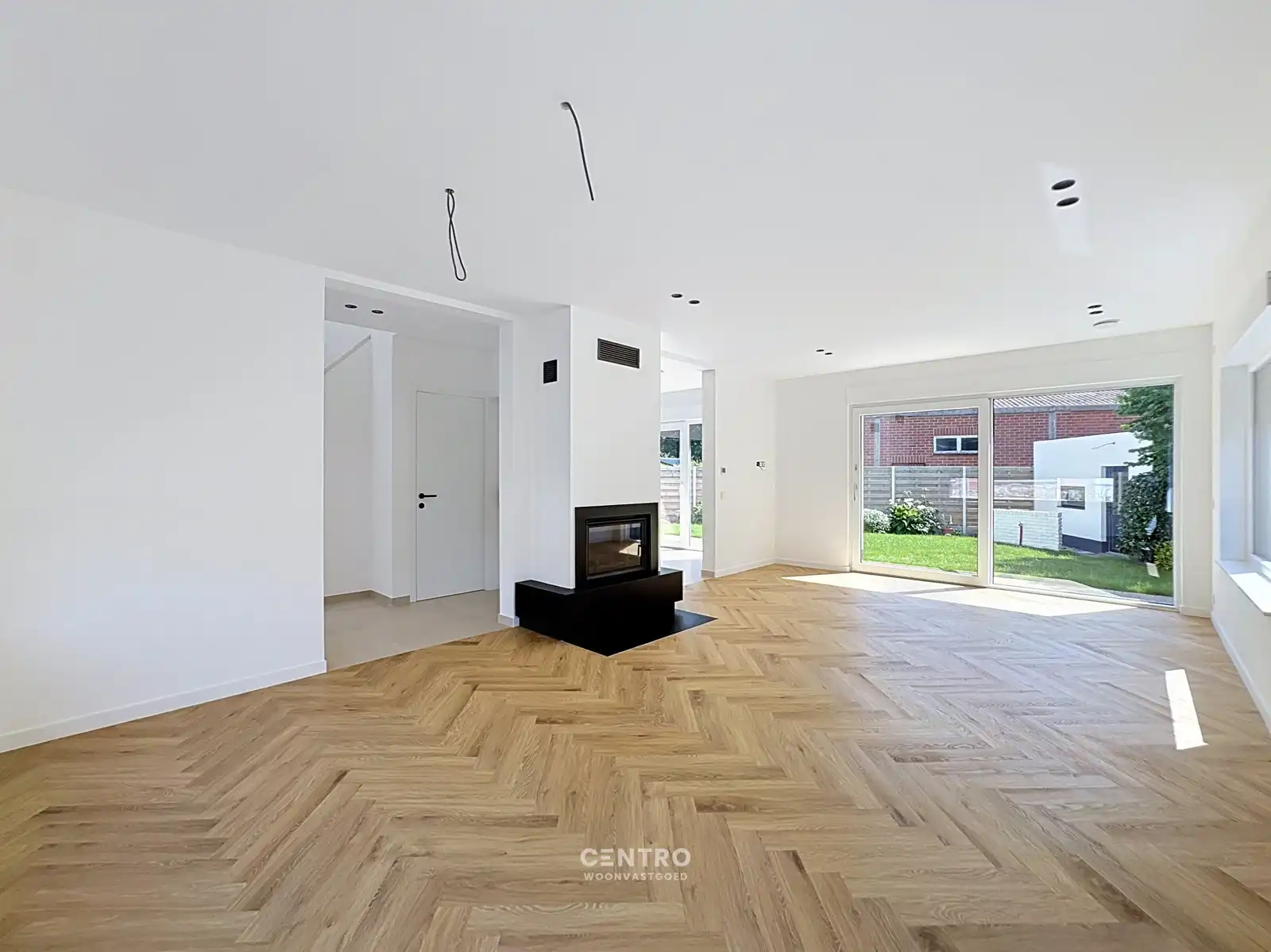 Gerenoveerde woning met 4 slpks, ZUIDger. tuin en ruime garagebox! foto 2