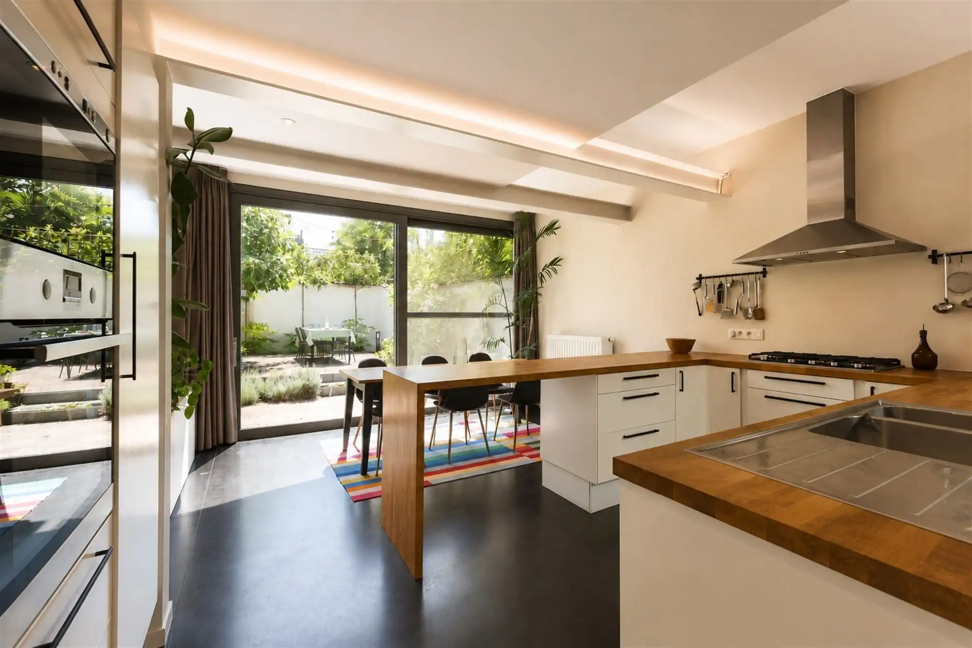 Prachtige karakterwoning met zonnige tuin in Wilrijk  foto {{pictureIndex}}