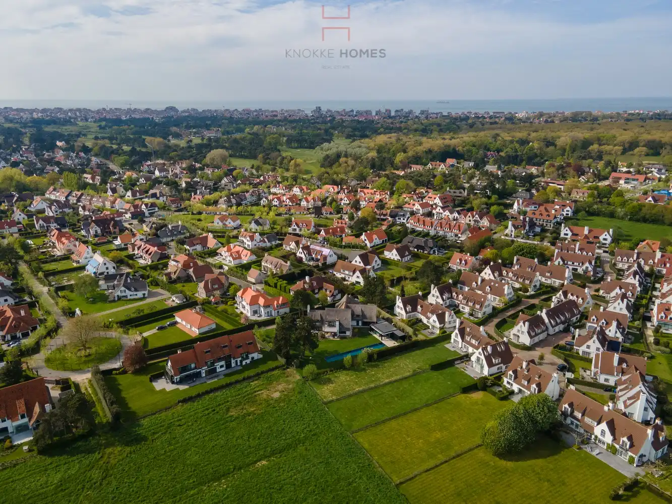 Grote gerenoveerde villa in residentiële villa-wijk nabij het Koningsbos aan de rand van het Zoute. foto 22