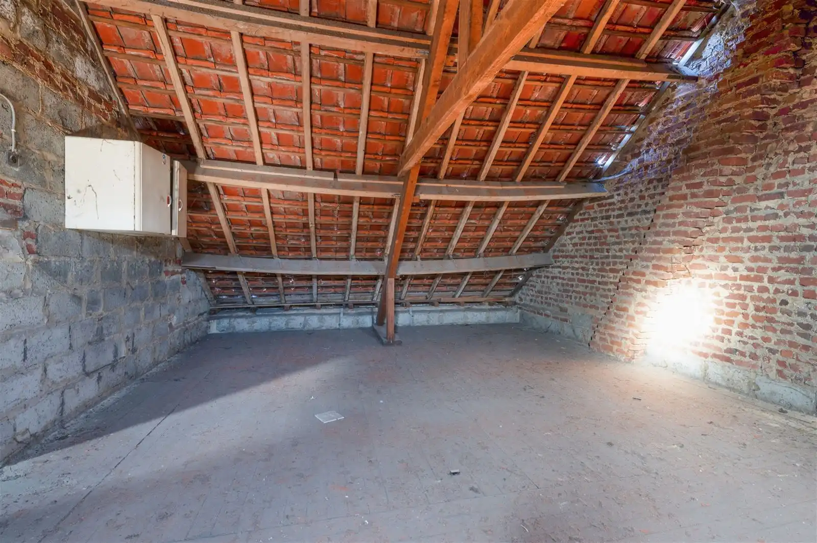 Deels te renoveren gezinswoning met garage en tuin foto 19