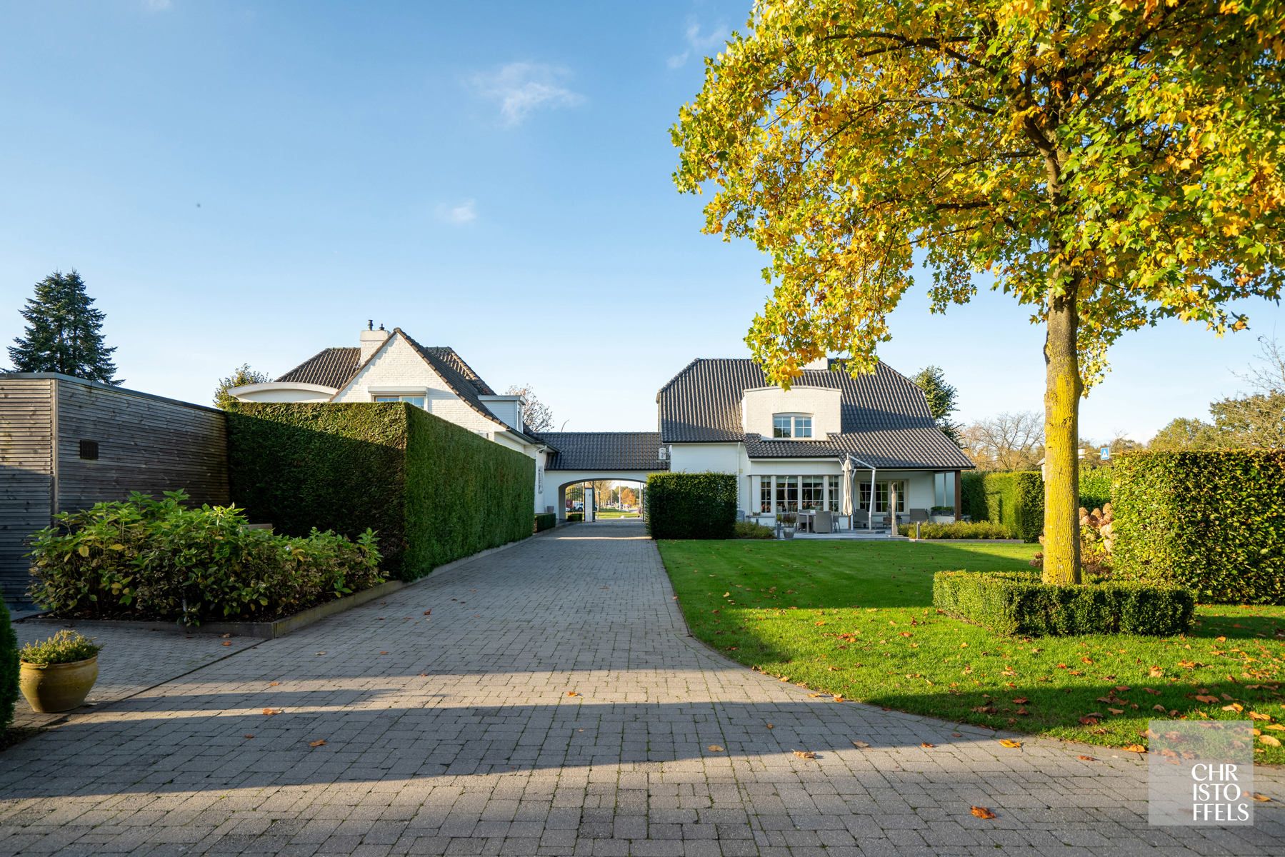 Eigentijdse villa (428m²) met zwembad en 2de woning (187m²) op perceel van 36a43ca.  foto 22