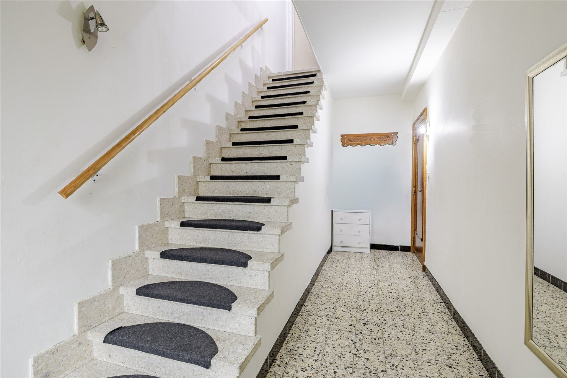 Ruime woning met 3 slks, grote tuin en garage foto 2