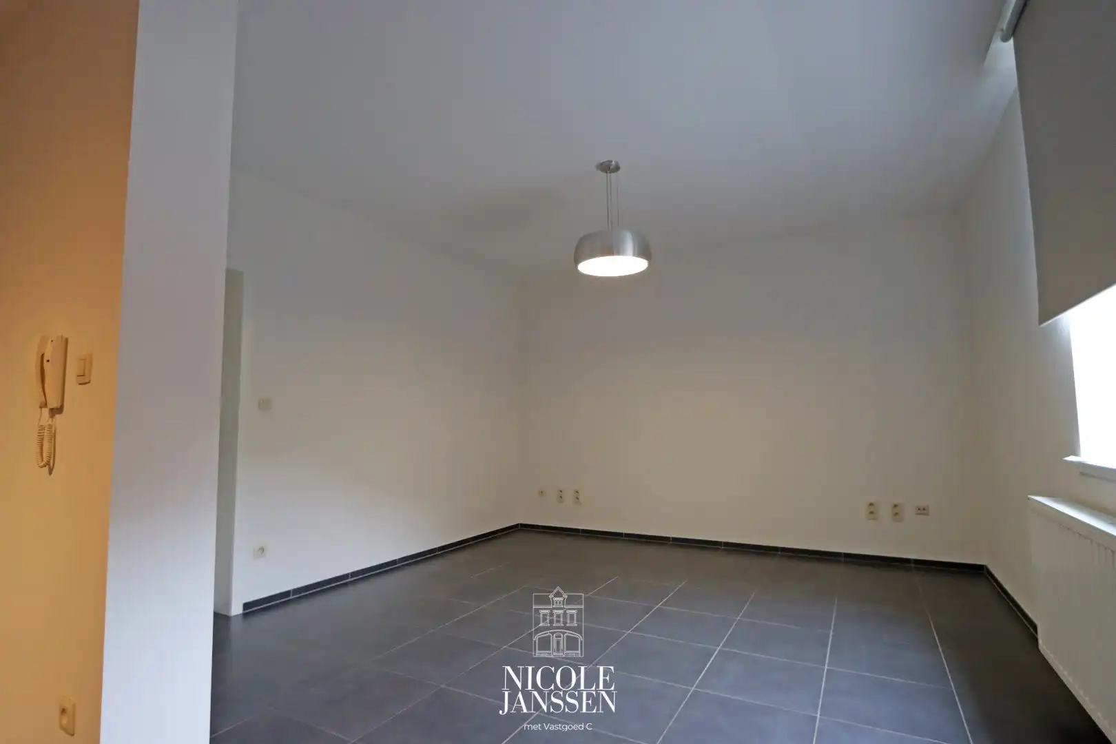 Mooi gerenoveerd gelijkvloers appartement met terras in centrum Bree foto 4