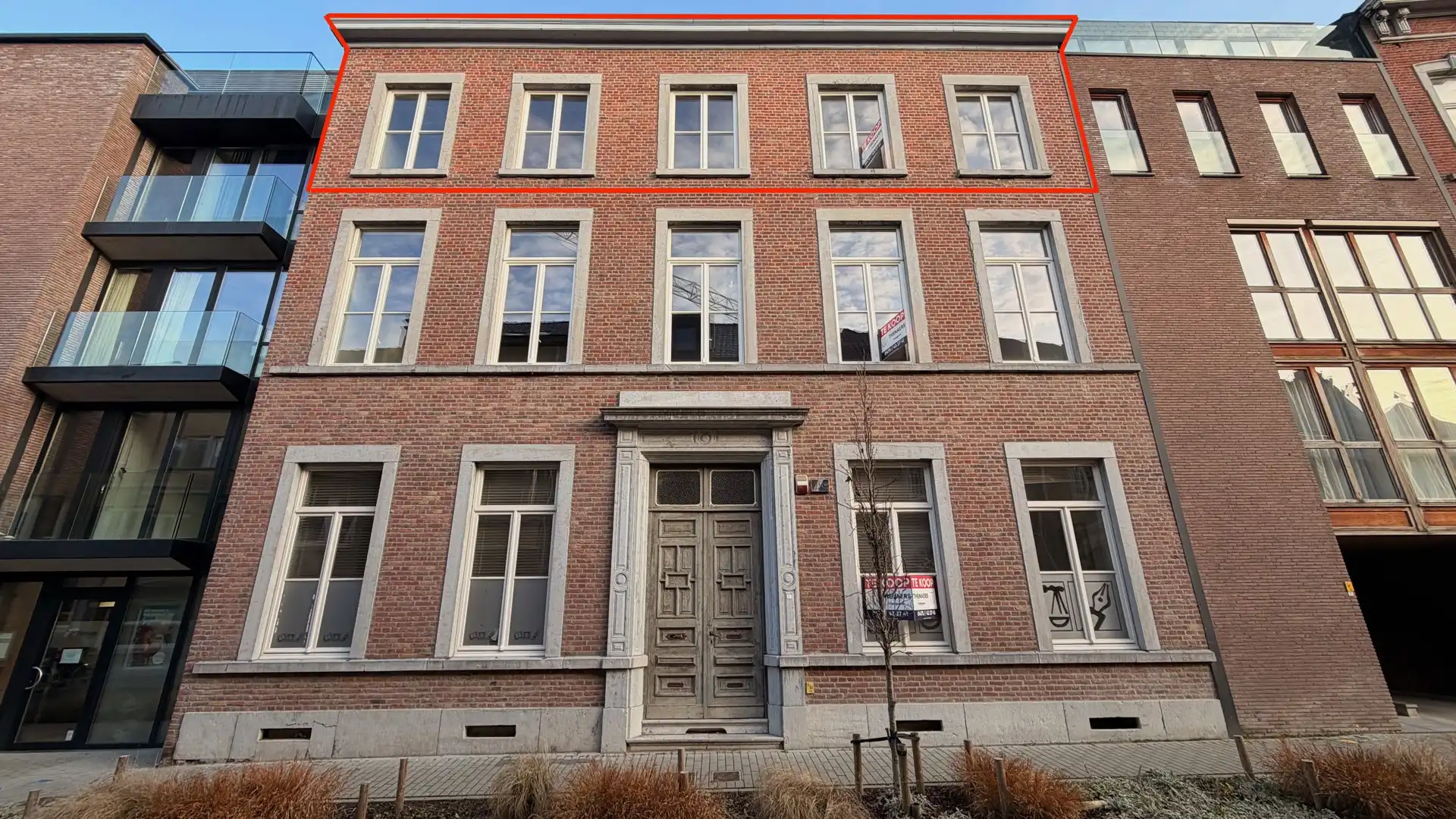 Stijlvol nieuwbouwappartement van 180 m² met veranda en privatieve tuin in hartje Sint-Truiden. foto {{pictureIndex}}