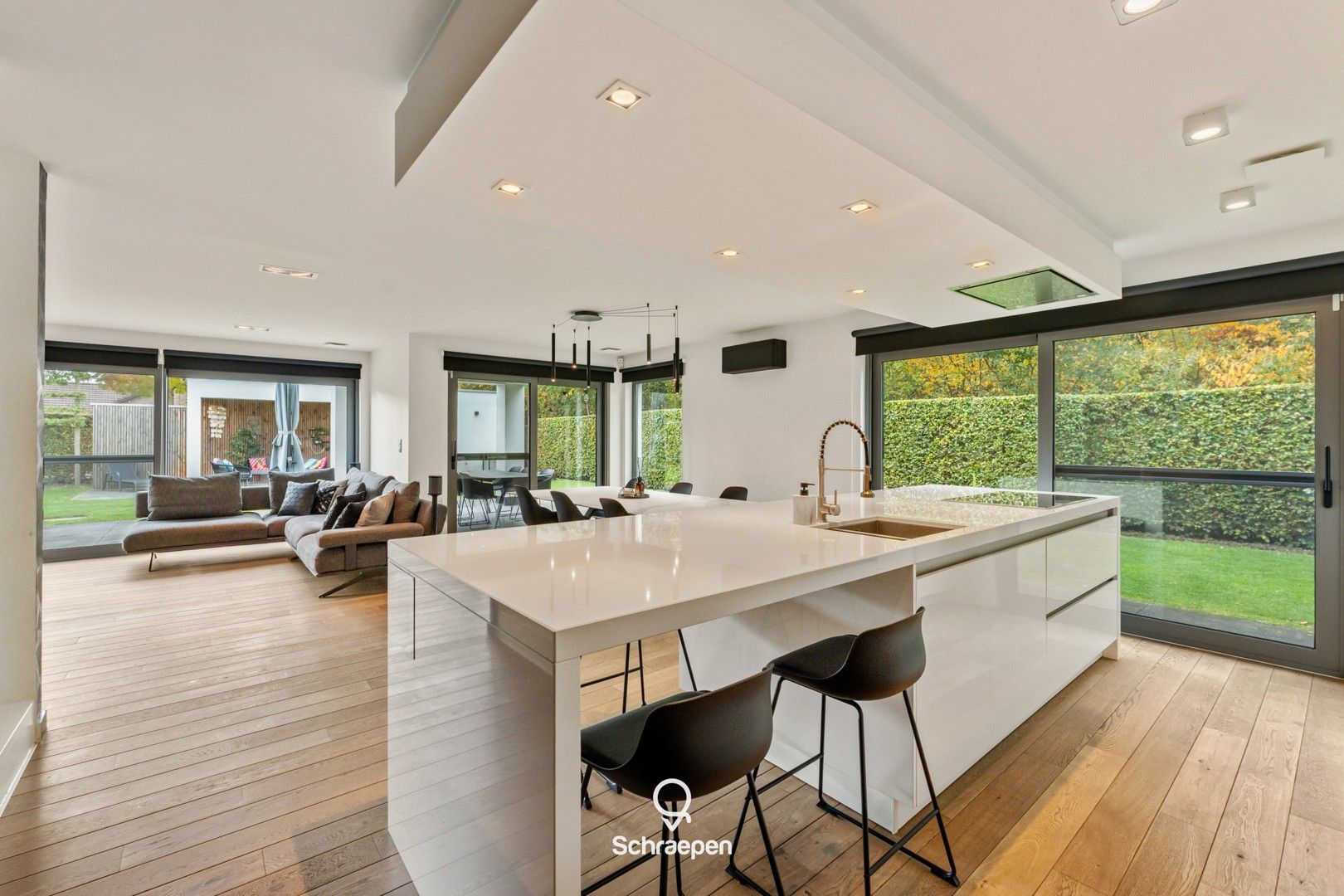 Hoogwaardig afgewerkte gezinswoning (232 m²) op zuidelijk georiënteerd perceel van circa 7 are! foto 12