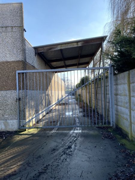 Ruim magazijn (550m²) met buitenruimte achteraan foto 9