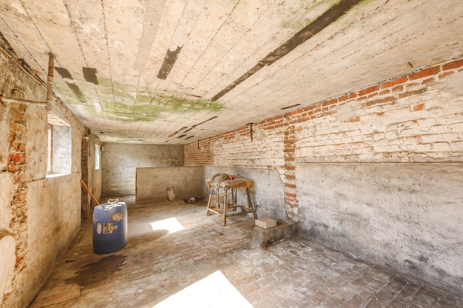 Totaal te renoveren woning te Ardooie. foto 27