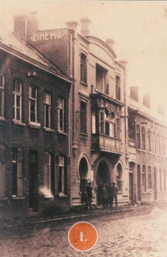 Uniek pand met geschiedenis in hartje Menen, voormalige Cinemazaal Theatre des Familles foto {{pictureIndex}}