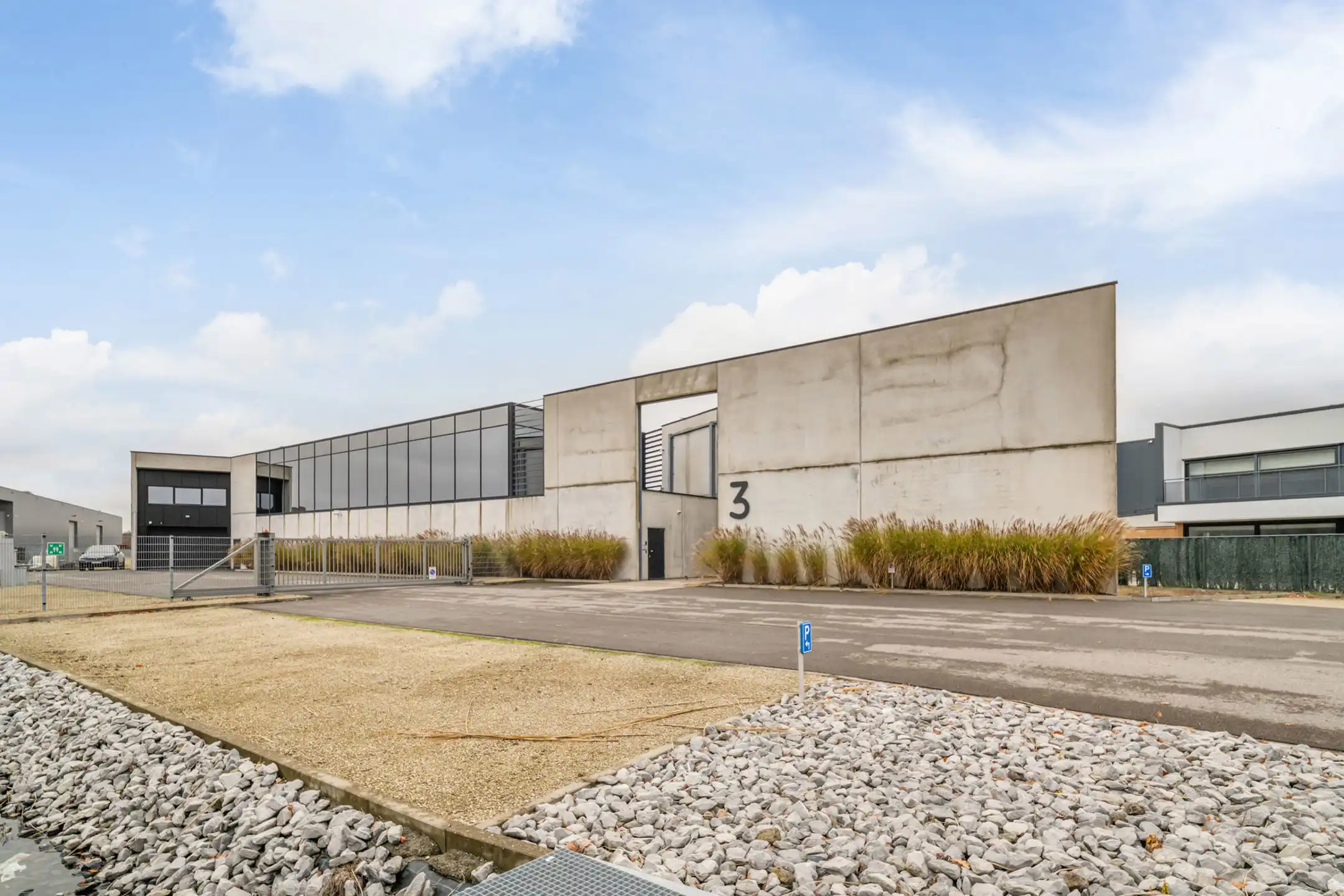 Uitzonderlijk bedrijfsgebouw op Genk-Noord foto {{pictureIndex}}