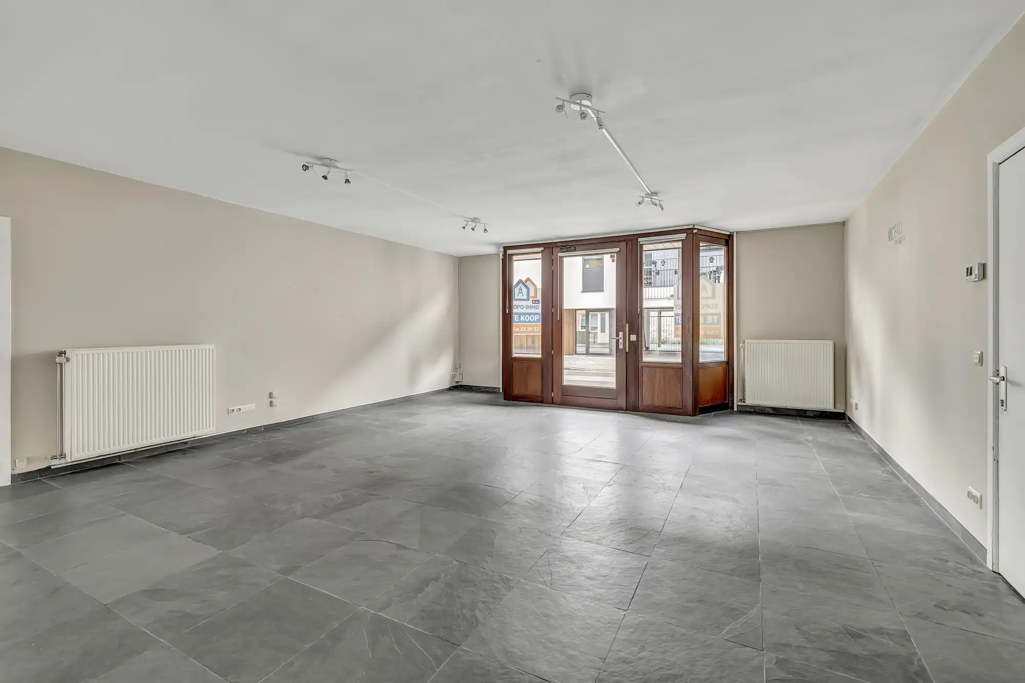 Veelzijdige handelsruimte op centrale ligging met garagebox foto 8