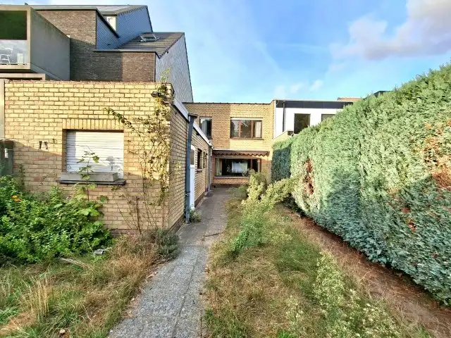 Ruime rijwoning met garage en tuin foto 15