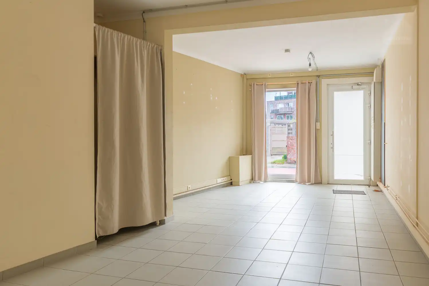 Woning met 3 slaapkamers en 4 garages in het centrum van Meerhout foto 2