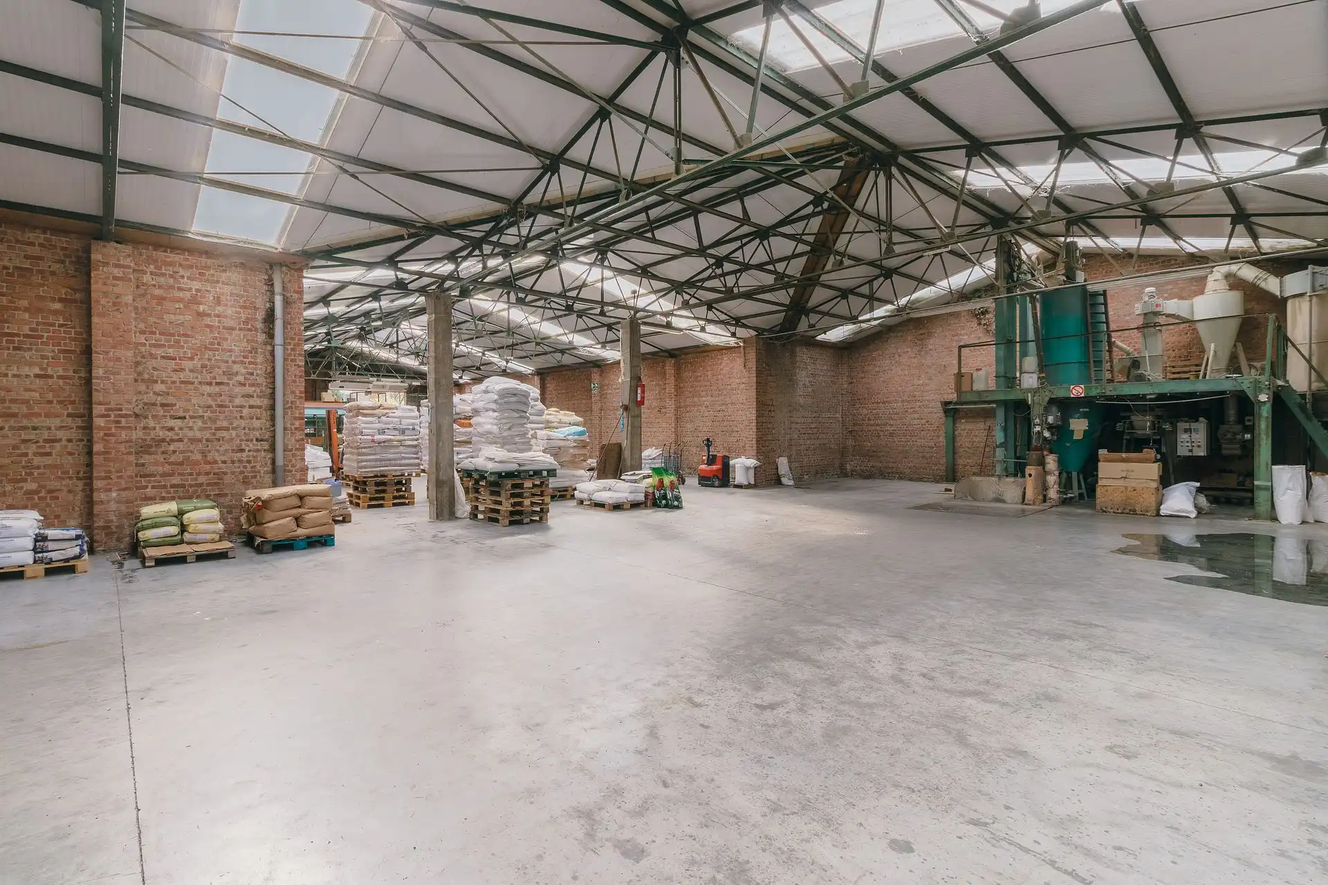 Magazijn met achterliggende grond nabij het dorpscentrum foto 2