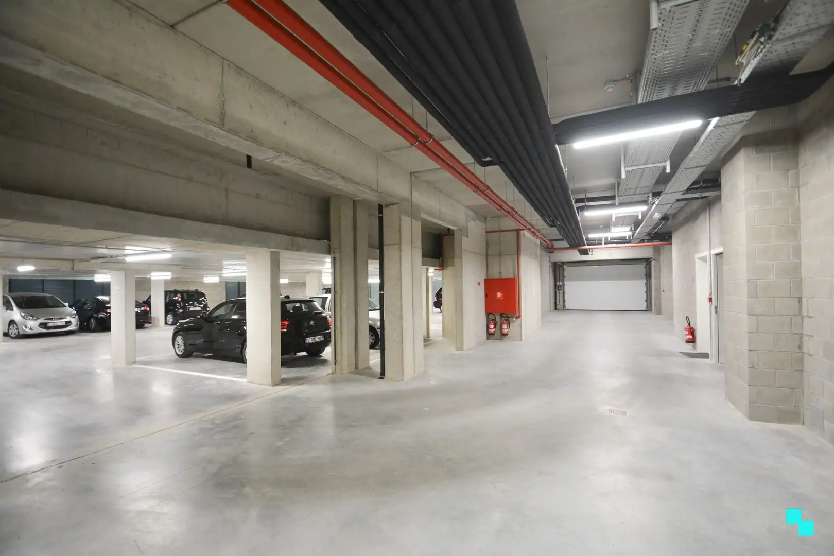 Binnen- en buitenparkeerplaatsen nabij centrum Ingelmunster foto {{pictureIndex}}