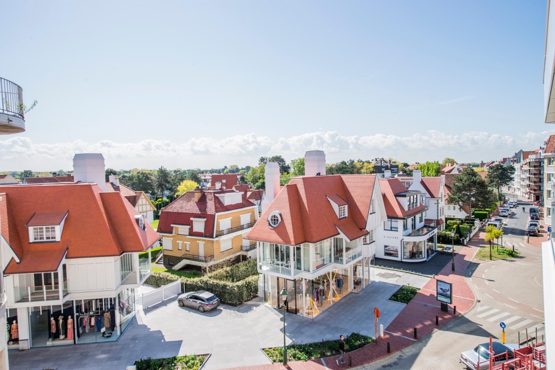 Instapklaar, zuidgericht app. met open zicht gelegen op de Kustlaan  aan het  Driehoeksplein foto {{pictureIndex}}