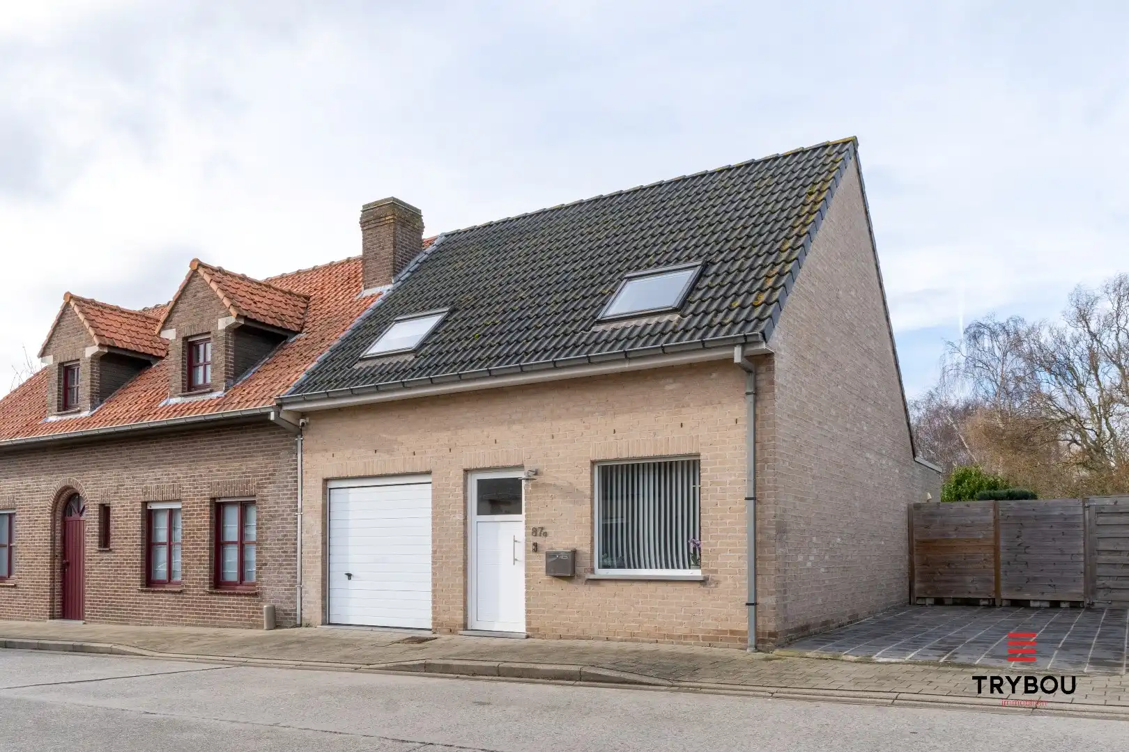 Instapklare woning met 3 slaapkamers, garage en tuin foto {{pictureIndex}}